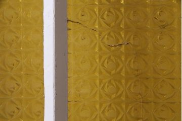 ペイント建具　明るい印象を与えるレトロなプレスガラス入りの鉄製ドア(扉)