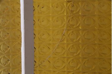 ペイント建具　明るい印象を与えるレトロなプレスガラス入りの鉄製ドア(扉)
