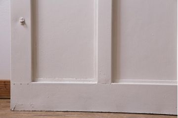 ペイント建具　明るい印象を与えるレトロなプレスガラス入りの鉄製ドア(扉)