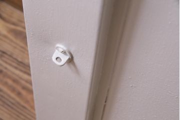 ペイント建具　明るい印象を与えるレトロなプレスガラス入りの鉄製ドア(扉)