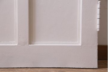ペイント建具　明るい印象を与えるレトロなプレスガラス入りの鉄製ドア(扉)