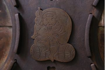 昭和初期　銅板の味わい深い風合いが目を引く蔵戸(建具、玄関戸)