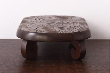 アンティーク雑貨　中古　日光彫り　花の意匠が目を惹く花台(飾り台)