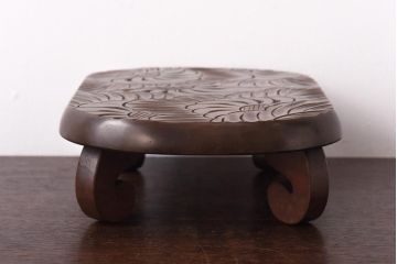 アンティーク雑貨　中古　日光彫り　花の意匠が目を惹く花台(飾り台)