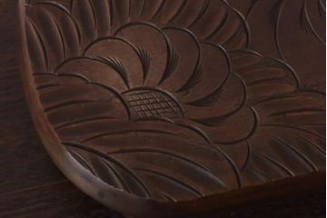 アンティーク雑貨　中古　日光彫り　花の意匠が目を惹く花台(飾り台)