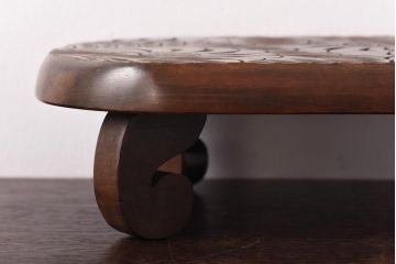アンティーク雑貨　中古　日光彫り　花の意匠が目を惹く花台(飾り台)