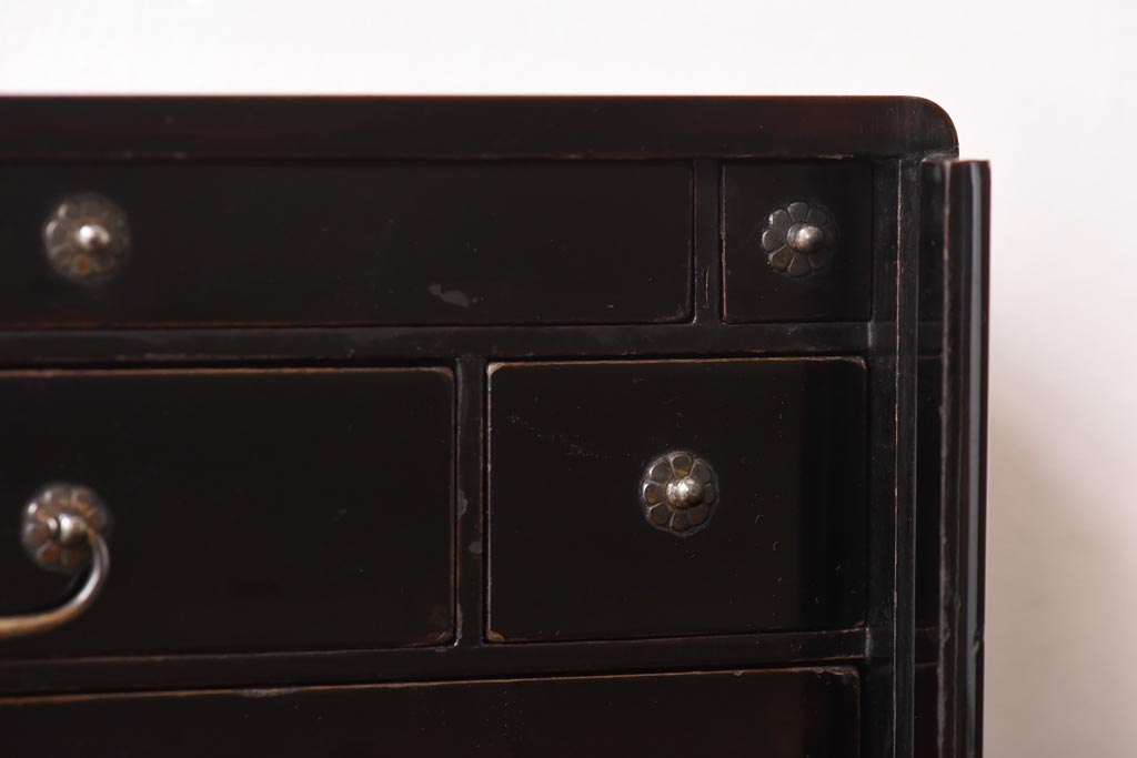 アンティーク家具　古民具・骨董　指物工芸品　外箱桐材　銀の引手が上品な漆塗りの小引き出し(裁縫箱)