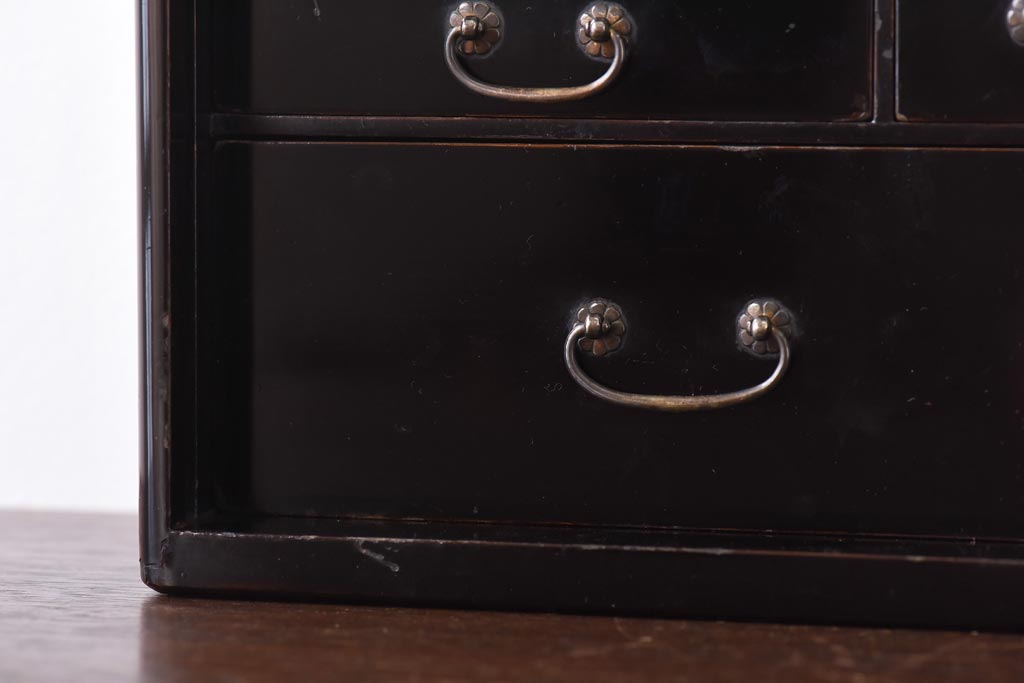 アンティーク家具　古民具・骨董　指物工芸品　外箱桐材　銀の引手が上品な漆塗りの小引き出し(裁縫箱)