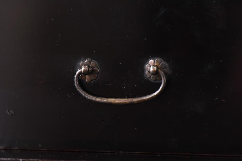 アンティーク家具　古民具・骨董　指物工芸品　外箱桐材　銀の引手が上品な漆塗りの小引き出し(裁縫箱)