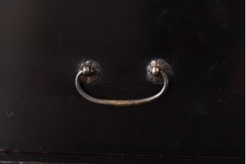 アンティーク家具　古民具・骨董　指物工芸品　外箱桐材　銀の引手が上品な漆塗りの小引き出し(裁縫箱)