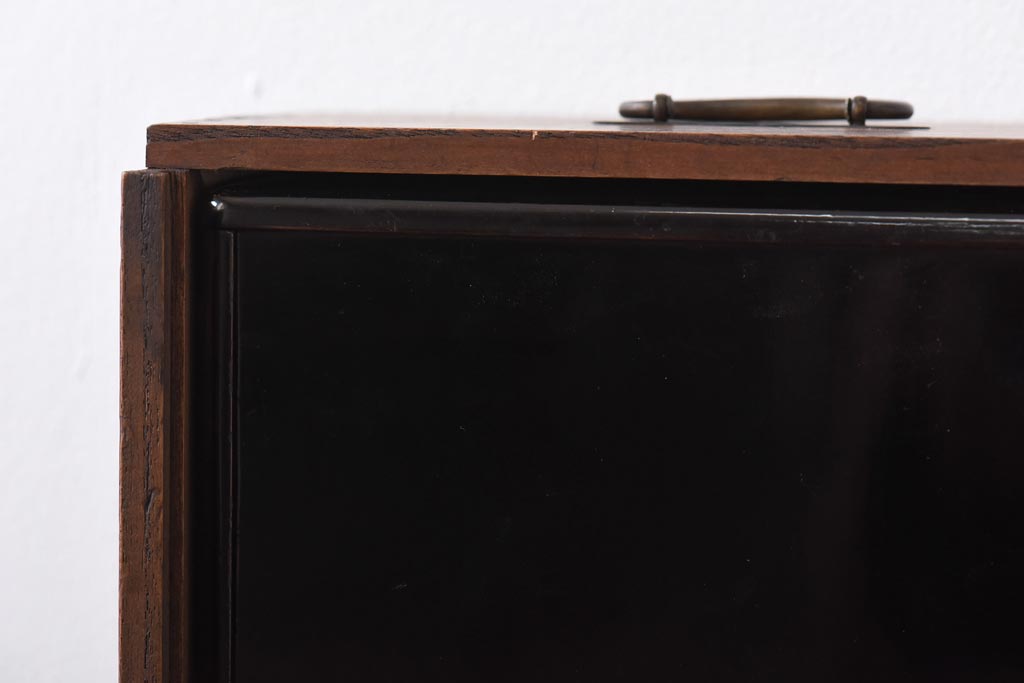 アンティーク家具　古民具・骨董　指物工芸品　外箱桐材　銀の引手が上品な漆塗りの小引き出し(裁縫箱)