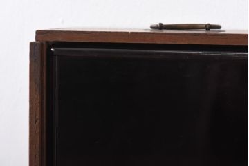 アンティーク家具　古民具・骨董　指物工芸品　外箱桐材　銀の引手が上品な漆塗りの小引き出し(裁縫箱)