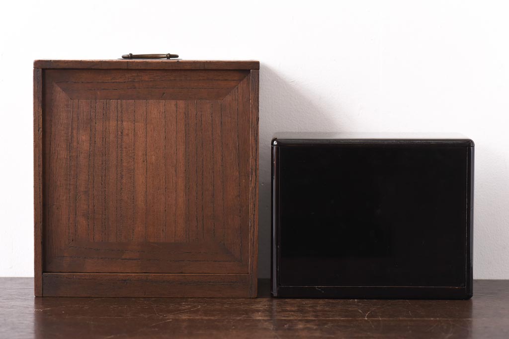 アンティーク家具　古民具・骨董　指物工芸品　外箱桐材　銀の引手が上品な漆塗りの小引き出し(裁縫箱)