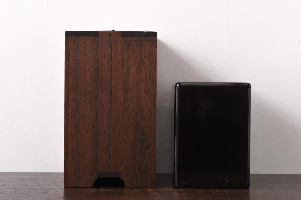 アンティーク家具　古民具・骨董　指物工芸品　外箱桐材　銀の引手が上品な漆塗りの小引き出し(裁縫箱)