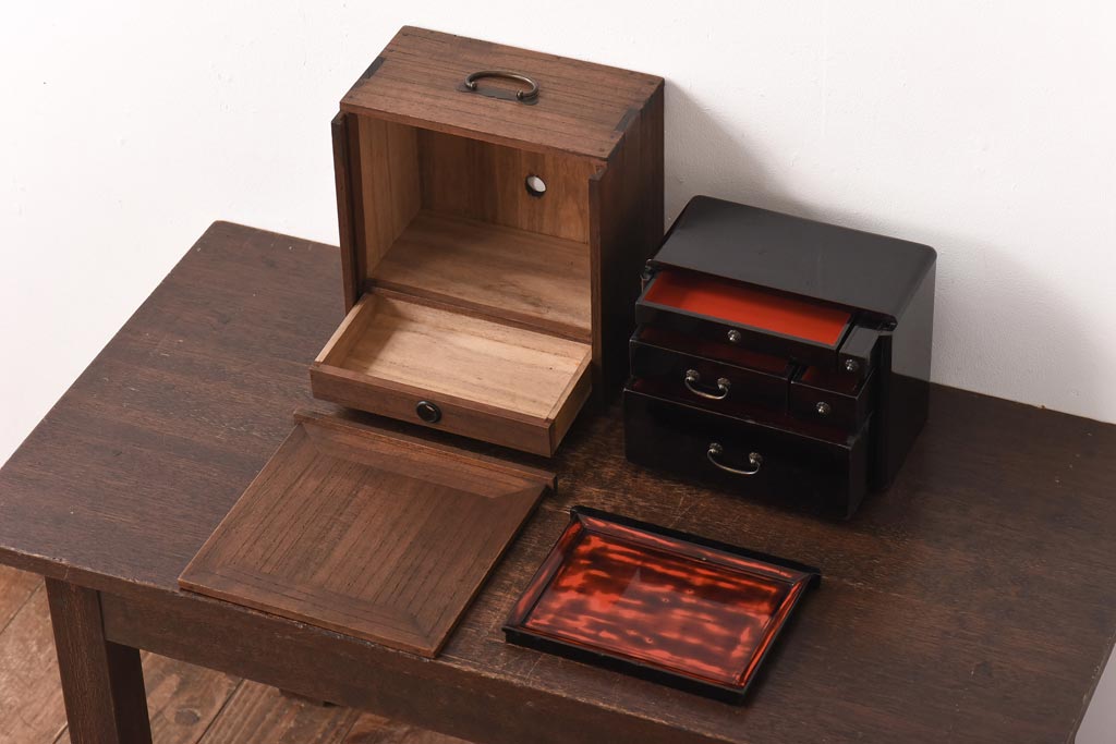 アンティーク家具　古民具・骨董　指物工芸品　外箱桐材　銀の引手が上品な漆塗りの小引き出し(裁縫箱)