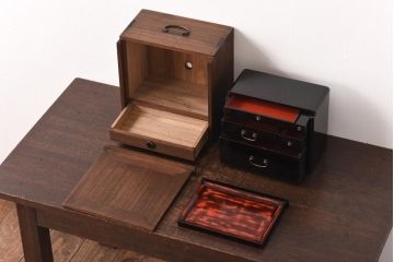 アンティーク家具　古民具・骨董　指物工芸品　外箱桐材　銀の引手が上品な漆塗りの小引き出し(裁縫箱)