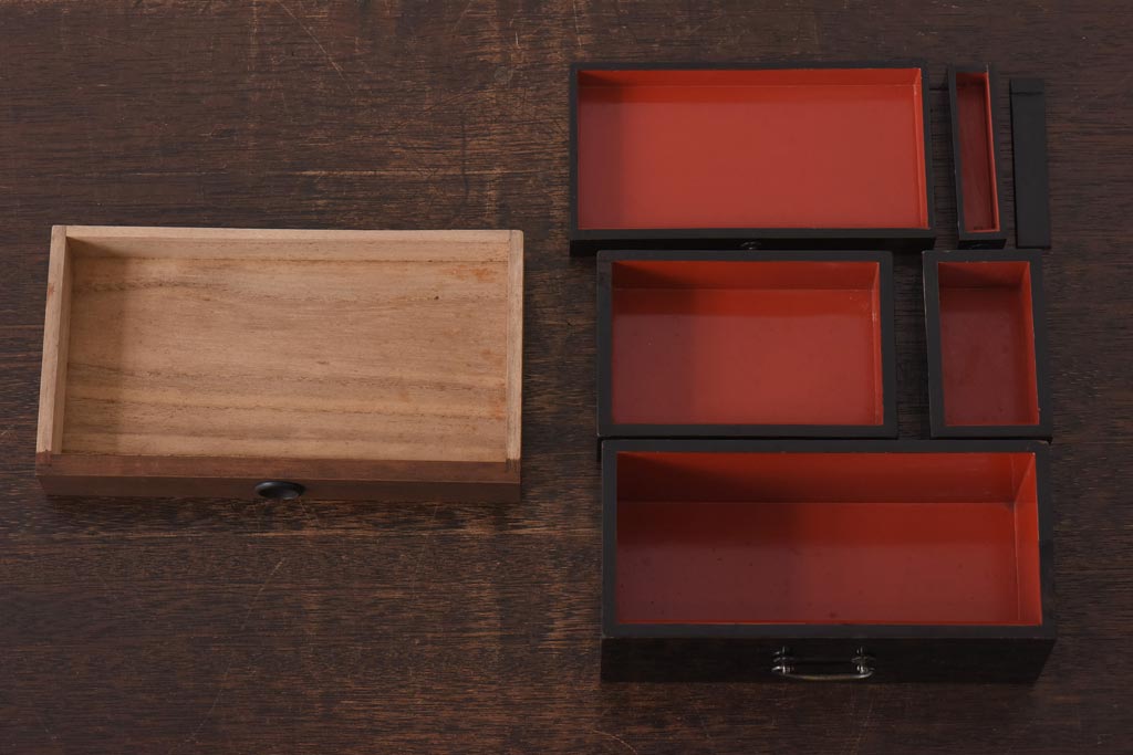 アンティーク家具　古民具・骨董　指物工芸品　外箱桐材　銀の引手が上品な漆塗りの小引き出し(裁縫箱)