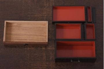 アンティーク家具　古民具・骨董　指物工芸品　外箱桐材　銀の引手が上品な漆塗りの小引き出し(裁縫箱)