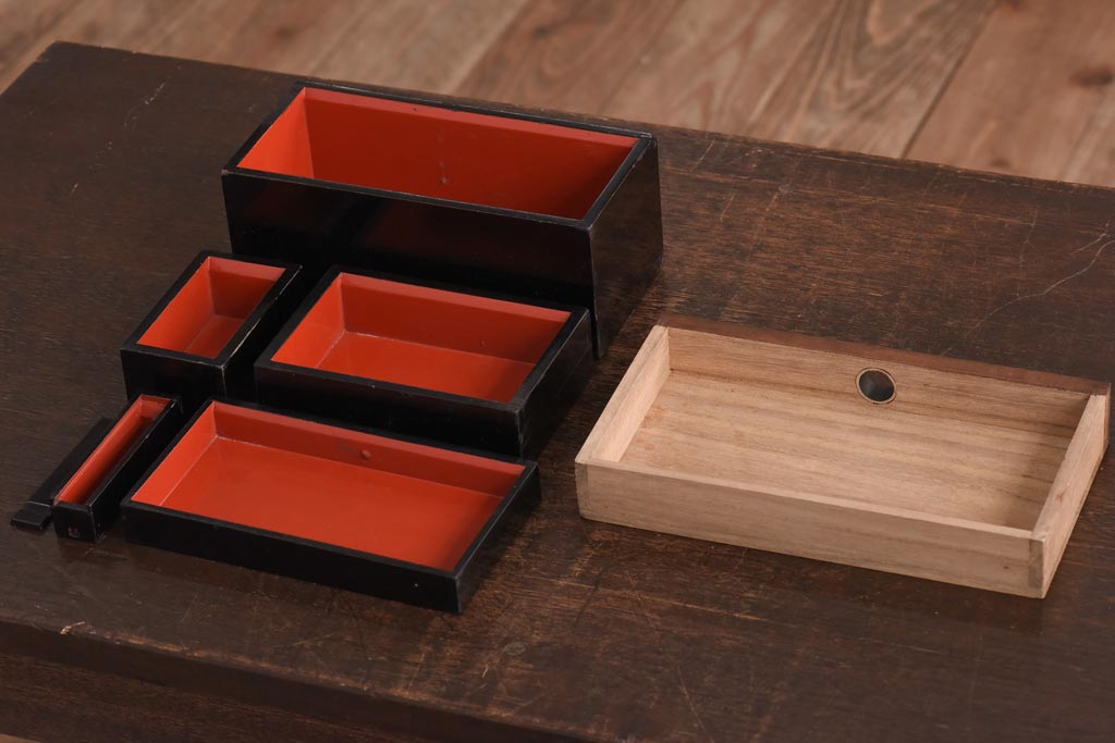 アンティーク家具　古民具・骨董　指物工芸品　外箱桐材　銀の引手が上品な漆塗りの小引き出し(裁縫箱)