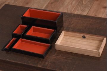 アンティーク家具　古民具・骨董　指物工芸品　外箱桐材　銀の引手が上品な漆塗りの小引き出し(裁縫箱)