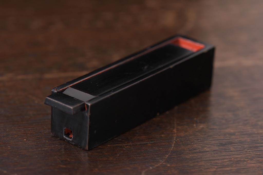 アンティーク家具　古民具・骨董　指物工芸品　外箱桐材　銀の引手が上品な漆塗りの小引き出し(裁縫箱)