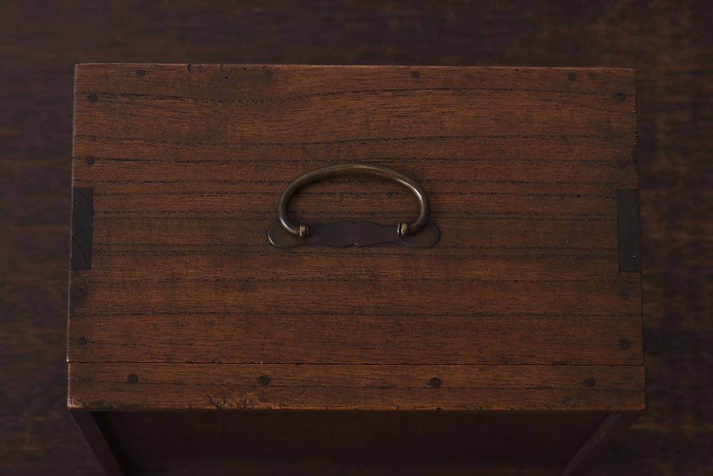 アンティーク家具　古民具・骨董　指物工芸品　外箱桐材　銀の引手が上品な漆塗りの小引き出し(裁縫箱)