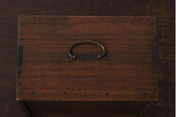 アンティーク家具　古民具・骨董　指物工芸品　外箱桐材　銀の引手が上品な漆塗りの小引き出し(裁縫箱)