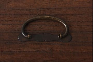 アンティーク家具　古民具・骨董　指物工芸品　外箱桐材　銀の引手が上品な漆塗りの小引き出し(裁縫箱)