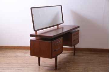 ヴィンテージ家具　北欧ビンテージ　G-PLAN(ジープラン)　大きなミラーが印象的なドレッサー(化粧台)