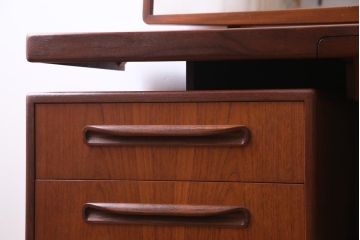 ヴィンテージ家具　北欧ビンテージ　G-PLAN(ジープラン)　大きなミラーが印象的なドレッサー(化粧台)