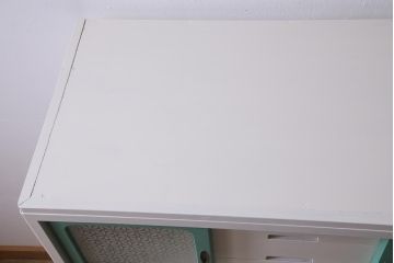 ペイント家具　当店オリジナルガラス入り　淡いカラーが可愛らしいチェスト(引き出し、収納タンス、整理たんす)(R-033394)
