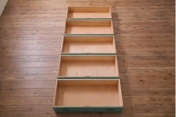 ペイント家具　当店オリジナルガラス入り　淡いカラーが可愛らしいチェスト(引き出し、収納タンス、整理たんす)(R-033394)