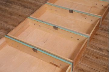 ペイント家具　当店オリジナルガラス入り　淡いカラーが可愛らしいチェスト(引き出し、収納タンス、整理たんす)(R-033394)