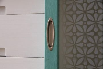 ペイント家具　当店オリジナルガラス入り　淡いカラーが可愛らしいチェスト(引き出し、収納タンス、整理たんす)(R-033394)