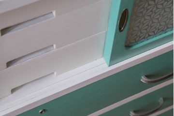 ペイント家具　当店オリジナルガラス入り　淡いカラーが可愛らしいチェスト(引き出し、収納タンス、整理たんす)(R-033394)