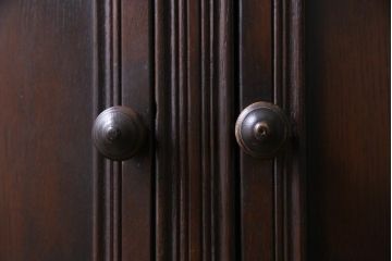 ヴィンテージ家具　イギリスビンテージ　ERCOL(アーコール)　大人の雰囲気漂う上質な壁掛け収納(ウォールシェルフ、吊り戸棚)