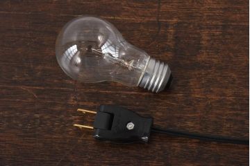 昭和レトロ　シンプルなシェードのスタンドライト(卓上照明、デスクスタンド)