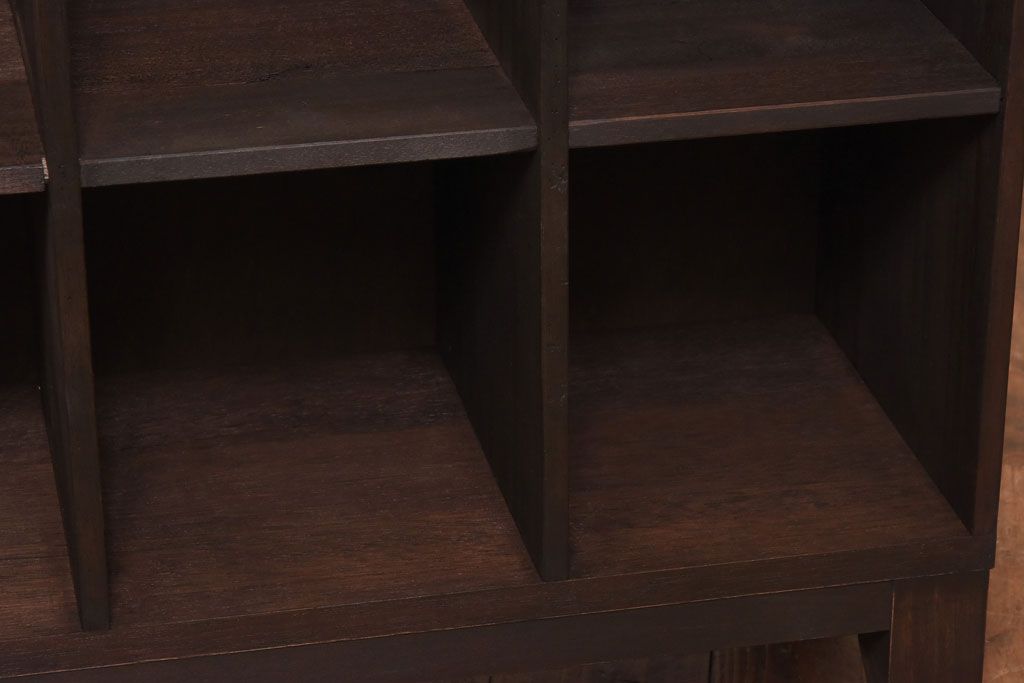 リメイク家具　懐かしい雰囲気が漂うマス目棚(飾り棚、収納棚)