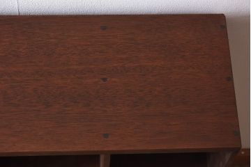 レトロ家具　昭和レトロ　脚付き　シックな色味が魅力のマス目棚(収納棚、飾り棚、陳列棚)