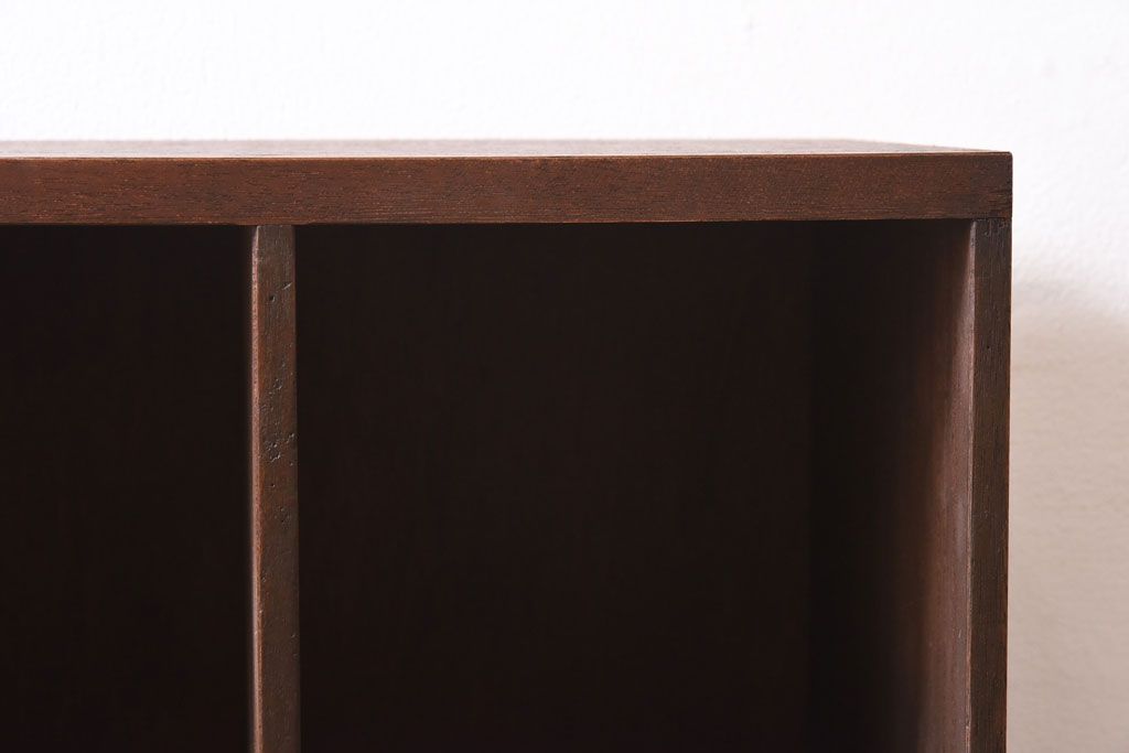 レトロ家具　昭和レトロ　脚付き　シックな色味が魅力のマス目棚(収納棚、飾り棚、陳列棚)