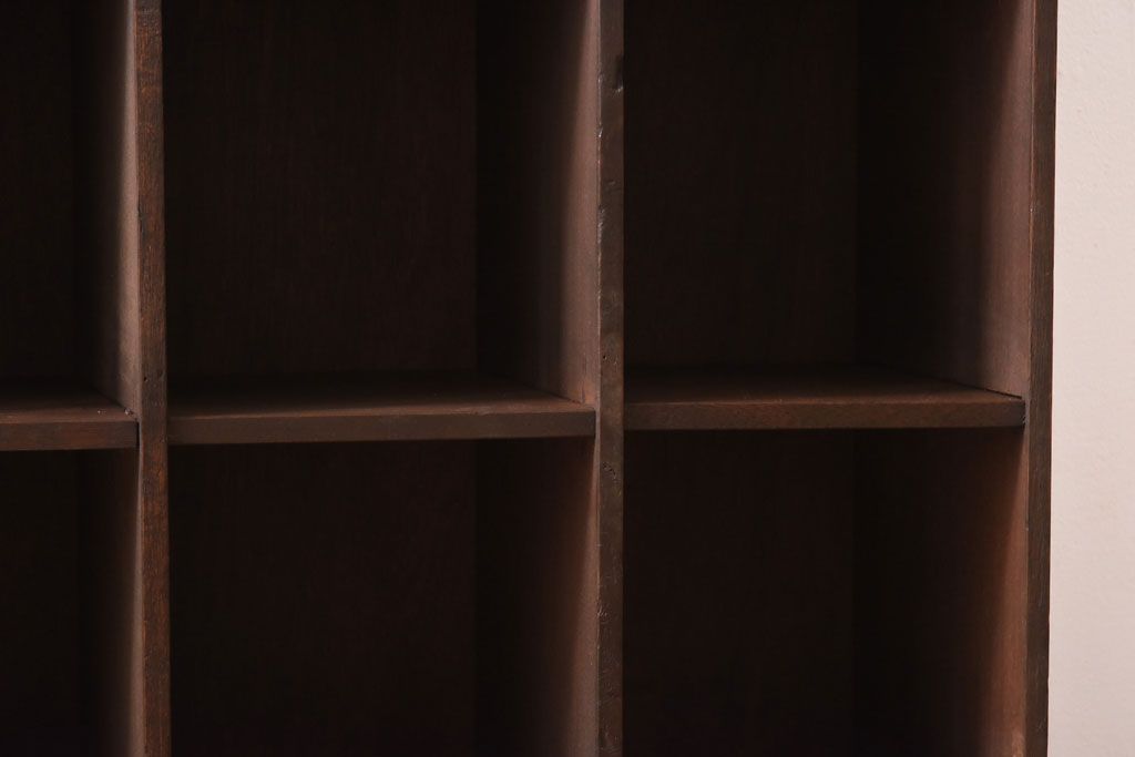 レトロ家具　昭和レトロ　脚付き　シックな色味が魅力のマス目棚(収納棚、飾り棚、陳列棚)