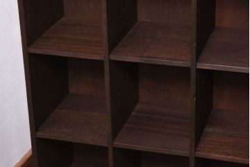 レトロ家具　昭和レトロ　脚付き　シックな色味が魅力のマス目棚(収納棚、飾り棚、陳列棚)