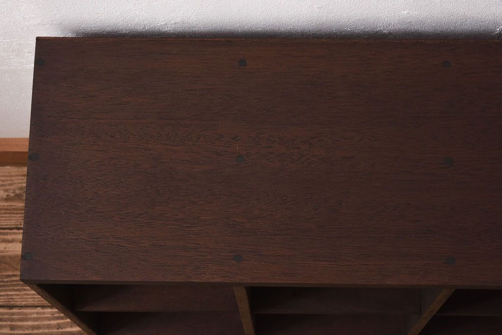 レトロ家具　昭和レトロ　味のある木の質感が魅力のマス目棚(飾り棚、収納棚)