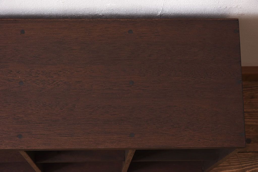 レトロ家具　昭和レトロ　味のある木の質感が魅力のマス目棚(飾り棚、収納棚)