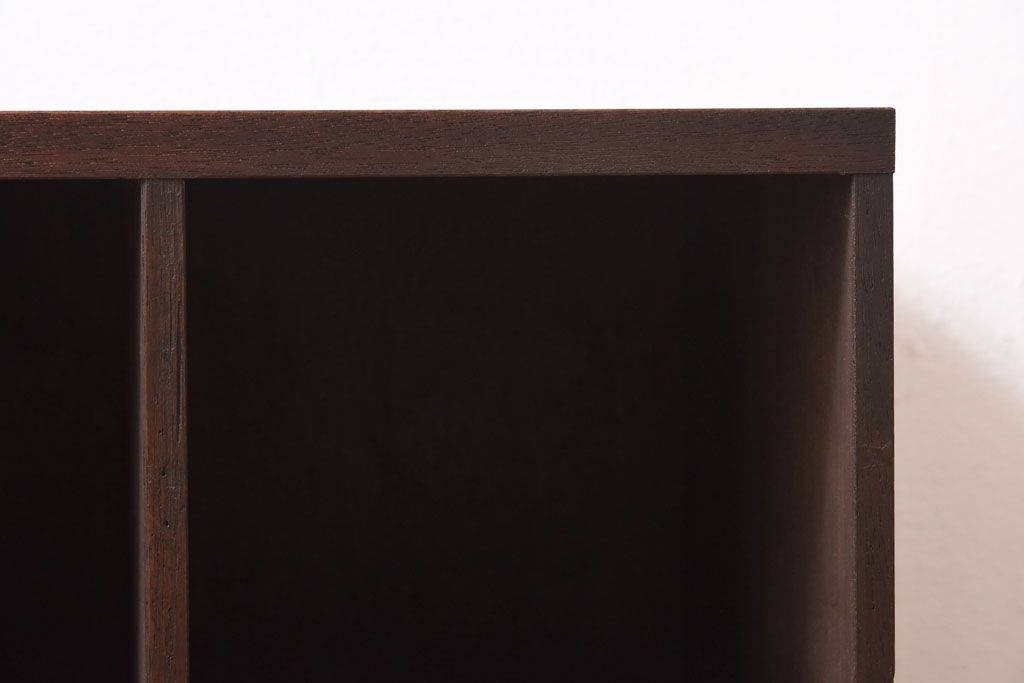 レトロ家具　昭和レトロ　味のある木の質感が魅力のマス目棚(飾り棚、収納棚)