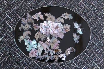 民芸家具　螺鈿細工　高級品　華やかな意匠が存在感を放つ座卓テーブル(ローテーブル、センターテーブル)(定価約60万円)