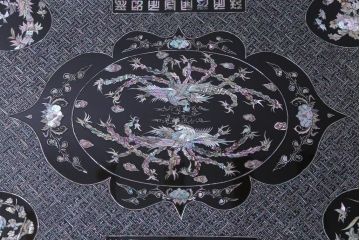 民芸家具　螺鈿細工　高級品　華やかな意匠が存在感を放つ座卓テーブル(ローテーブル、センターテーブル)(定価約60万円)