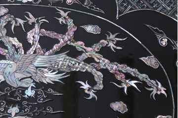 民芸家具　螺鈿細工　高級品　華やかな意匠が存在感を放つ座卓テーブル(ローテーブル、センターテーブル)(定価約60万円)