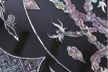 民芸家具　螺鈿細工　高級品　華やかな意匠が存在感を放つ座卓テーブル(ローテーブル、センターテーブル)(定価約60万円)