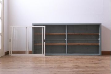 和製アンティーク　ペイント家具　薄型　レトロシャビーな雰囲気がお洒落なガラス戸棚(収納棚、飾り棚)